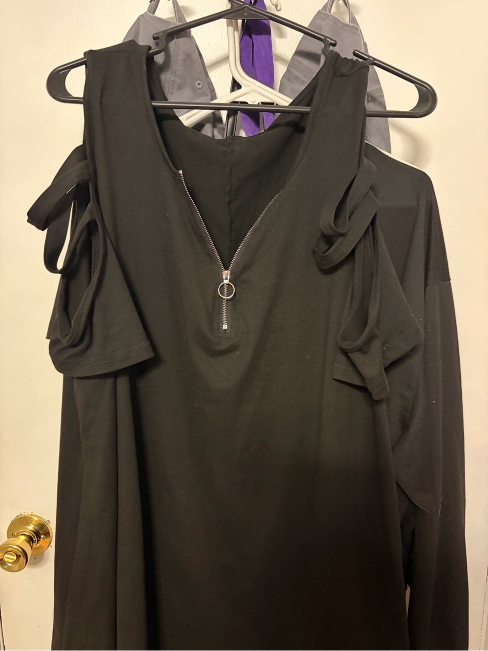 Black Cold-Shoulder shirt with Front Zip